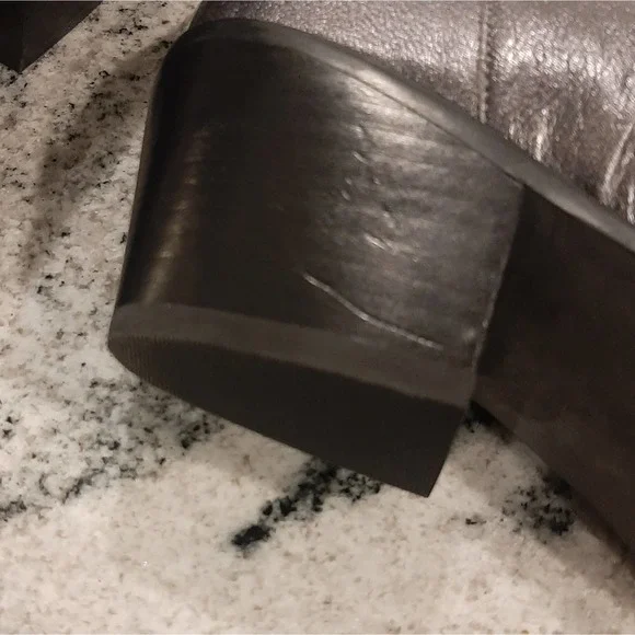 GUESS "TALZA" Pewter Metallic Leather Booties SIZE 7.5M - Picture 12 of 12